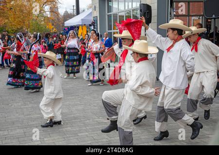 Detroit, Michigan - das Ballet Folklorico Moyocoyani Izel spielt während der Feierlichkeiten zum Tag der Toten im Valade Park am Detroit Riverfront. Stockfoto