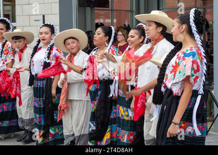 Detroit, Michigan - das Ballet Folklorico Moyocoyani Izel spielt während der Feierlichkeiten zum Tag der Toten im Valade Park am Detroit Riverfront. Stockfoto