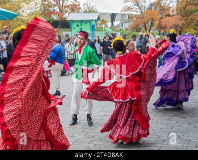 Detroit, Michigan - das Ballet Folklorico Moyocoyani Izel spielt während der Feierlichkeiten zum Tag der Toten im Valade Park am Detroit Riverfront. Stockfoto