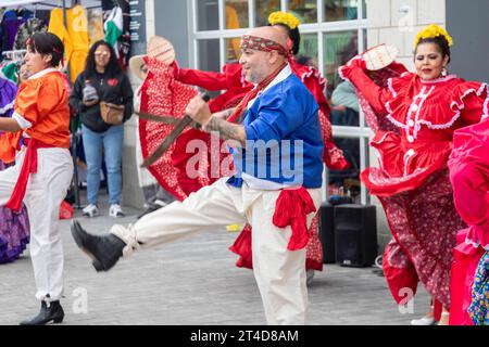 Detroit, Michigan - das Ballet Folklorico Moyocoyani Izel spielt während der Feierlichkeiten zum Tag der Toten im Valade Park am Detroit Riverfront. Stockfoto