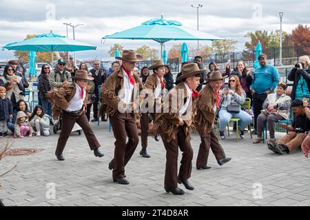 Detroit, Michigan - das Ballet Folklorico Moyocoyani Izel spielt während der Feierlichkeiten zum Tag der Toten im Valade Park am Detroit Riverfront. Stockfoto