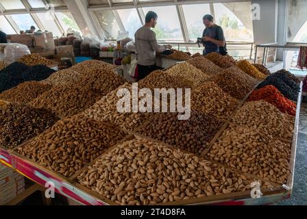 TASCHKENT-15. OKTOBER: Bild vom großen Markt (Basar) mit nicht identifizierten Menschen, Taschkent, Usbekistan, am 15. Oktober 2023. Stockfoto