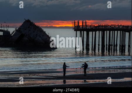Silhoutte der SS Palo Alto, ein altes Schiffswrack aus dem Zweiten Weltkrieg, um den Sonnenuntergang vor der Küste von Aptos, Kalifornien, in der Nähe des seacliff Strandes. Stockfoto