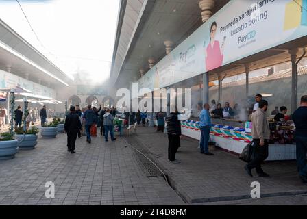 TASCHKENT-15. OKTOBER: Bild vom großen Markt (Basar) mit nicht identifizierten Menschen, Taschkent, Usbekistan, am 15. Oktober 2023. Stockfoto