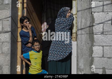 Rafah, Palästinensische Gebiete. 30. Oktober 2023. Eine palästinensische Frau weint, nachdem ein israelischer Luftangriff das Haus der Abu Rizq-Familie in Rafah im südlichen Gazastreifen zerstört hat. Abed Rahim Khatib/dpa/Alamy Live News Stockfoto