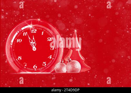 Abstrakte rote Grußkarte mit Uhr, Weihnachtsbaum und silbernen Kugeln, die die letzten Momente des neuen 2024-Jahres-Banners zählt Stockfoto