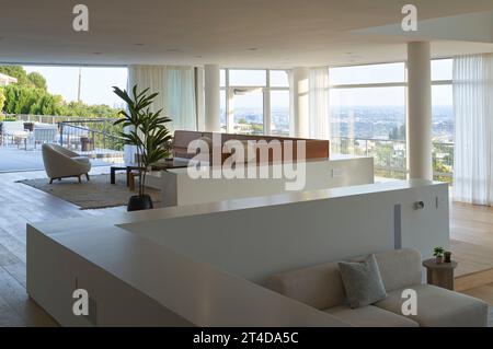 Innenansicht - Erdgeschoss. Oceanus House, Los Angeles, Usa. Architekt: Pierre De Angelis, 2023. Stockfoto