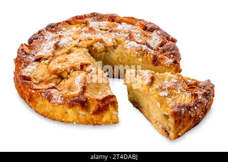 Hausgemachter Apfelkuchen, geschnitten mit Scheibe isoliert auf weiß mit Schnittpfad im Lieferumfang enthalten Stockfoto