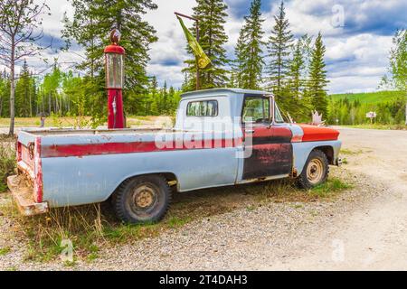 Historischer, antiker Pickup-Truck, Gaspumpe und Coca Cola Kühler auf dem Gelände der Moose Creek Lodge am North Klondike Highway im Yukon Territory, Stockfoto