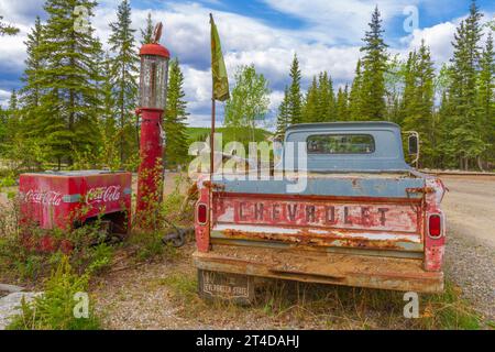 Historischer, antiker Pickup-Truck, Gaspumpe und Coca Cola Kühler auf dem Gelände der Moose Creek Lodge am North Klondike Highway im Yukon Territory, Stockfoto