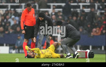 Emre Can von Borussia Dortmund wurde wegen einer Verletzung medizinisch behandelt, bevor er verletzt ersetzt wurde. - Newcastle United gegen Borussia Dortmund, UEFA Champions League, Gruppe F, St James’s Park Stadium, Newcastle, Vereinigtes Königreich. - 25. Oktober 2023. Nur redaktionelle Verwendung – es gelten Einschränkungen für DataCo. Stockfoto