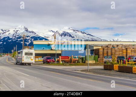 Seward, Alaska, Hafen und Schifffahrt Betriebsbereich mit schönen Kulisse von Schnee bedeckt Berge. Stockfoto