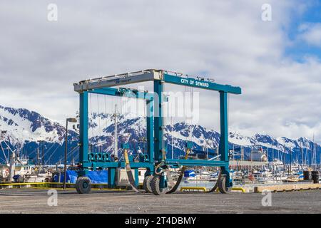 Seward, Alaska, Hafen und Schifffahrt Betriebsbereich mit schönen Kulisse von Schnee bedeckt Berge. Stockfoto