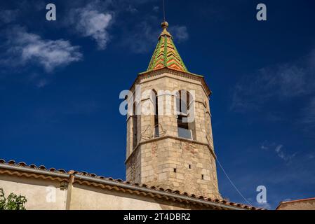 Glockenturm der Kirche Sant Martí in Viladrau, an einem Herbstmorgen (Osona, Katalonien, Spanien) ESP: Campanario de la iglesia Sant Martí, Viladrau Stockfoto