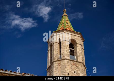 Glockenturm der Kirche Sant Martí in Viladrau, an einem Herbstmorgen (Osona, Katalonien, Spanien) ESP: Campanario de la iglesia Sant Martí, Viladrau Stockfoto