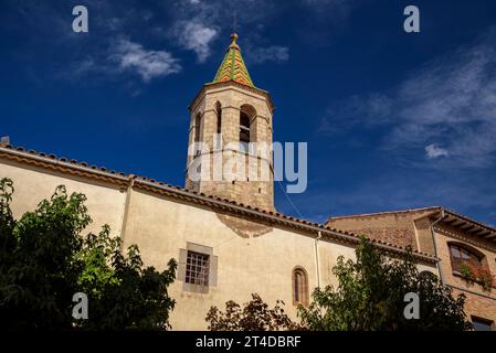 Glockenturm der Kirche Sant Martí in Viladrau, an einem Herbstmorgen (Osona, Katalonien, Spanien) ESP: Campanario de la iglesia Sant Martí, Viladrau Stockfoto