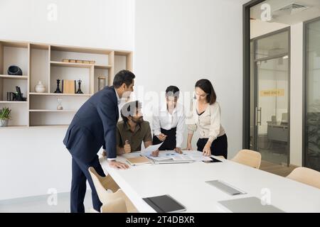 Verschiedene Geschäftskollegen arbeiten gemeinsam an Projekten Stockfoto