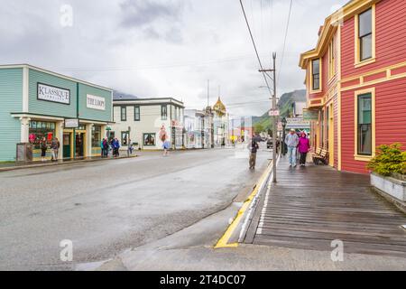 Skagway, Alaska, ist eine reguläre Anlaufstelle für Kreuzfahrtschiffe, die über die Inside Passage nach Alaska reisen. Farbenfrohe historische Stadt. Stockfoto