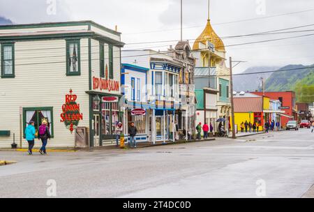 Skagway, Alaska, ist eine reguläre Anlaufstelle für Kreuzfahrtschiffe, die über die Inside Passage nach Alaska reisen. Farbenfrohe historische Stadt. Stockfoto