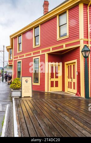 Skagway, Alaska, ist eine reguläre Anlaufstelle für Kreuzfahrtschiffe, die über die Inside Passage nach Alaska reisen. Farbenfrohe historische Stadt. Stockfoto