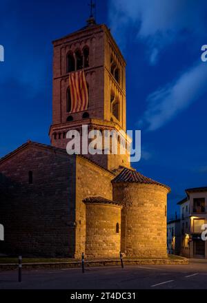 Blaue Stunde wird zur Nacht, vor der romanischen Kirche Santa Eugènia de Berga (Osona, Barcelona, Katalonien, Spanien) Stockfoto