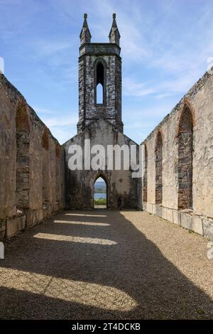 Die verlassene Dunlewey Church in Irland ist eine malerische Ruine mit einer romantischen und eindringlichen Atmosphäre. Stockfoto