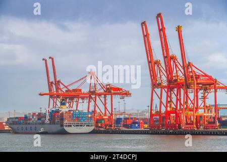 Vancouver Hafen Industrie und Schiffsbetrieb an einem regnerischen Tag. Stockfoto