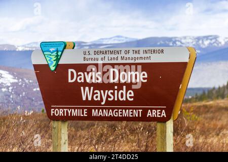 „Welcome to Alaska“-Schild am Poker Creek, Alaska, Standort der Grenze und des Zollbüros der USA und Kanada auf dem „Top of the World Highway“ Stockfoto