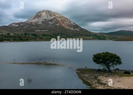 Dunlewey Lough in Irland, ein malerischer See zwischen dem majestätischen Mount Errigal und dem vergifteten Glen. Stockfoto