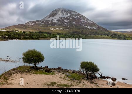 Dunlewey Lough in Irland, ein malerischer See zwischen dem majestätischen Mount Errigal und dem vergifteten Glen. Stockfoto
