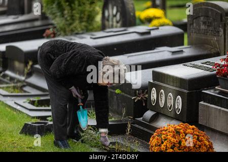 Das Bild zeigt die Vorbereitungen für den Allerheiligen-Tag auf dem Friedhof „Campo Santo“ in Sint-Amandsberg, Gent am Montag, den 30. Oktober 2023. Der Allerheiligen-Tag ist ein christliches fest, das am 1. November gefeiert wird. Die Menschen besuchen die Gräber ihrer Lieben und bringen Blumen, oft Chrysanthemen, mit, um die Gräber zu schmücken. BELGA FOTO JAMES ARTHUR GEKIERE Stockfoto