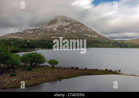 Dunlewey Lough in Irland, ein malerischer See zwischen dem majestätischen Mount Errigal und dem vergifteten Glen. Stockfoto