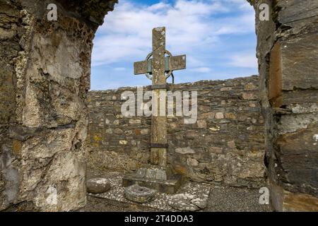 Die ruinierte mittelalterliche Ray Church in Donegal, Irland, berühmt für ihr hohes Kreuz aus dem 8. Jahrhundert, das höchste mittelalterliche Steinkreuz in Irland und die ruhige Lage Stockfoto