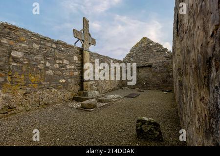 Die ruinierte mittelalterliche Ray Church in Donegal, Irland, berühmt für ihr hohes Kreuz aus dem 8. Jahrhundert, das höchste mittelalterliche Steinkreuz in Irland und die ruhige Lage Stockfoto