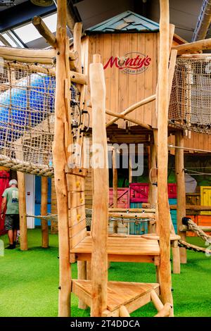 Innenansicht einiger Einrichtungen aus nächster Nähe und Monty's Logo in Monty's Play Barn mit einem maßgeschneiderten Spiel- und Kletterbereich aus Holz Stockfoto