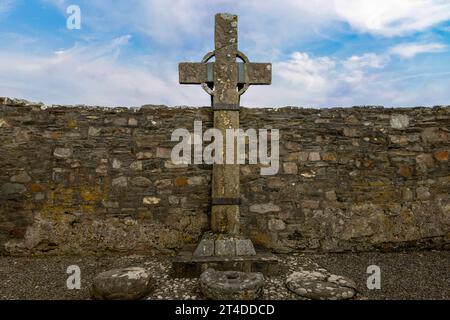 Die ruinierte mittelalterliche Ray Church in Donegal, Irland, berühmt für ihr hohes Kreuz aus dem 8. Jahrhundert, das höchste mittelalterliche Steinkreuz in Irland und die ruhige Lage Stockfoto