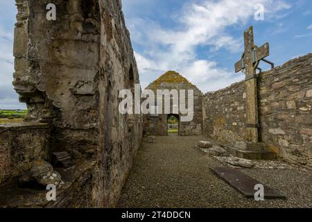 Die ruinierte mittelalterliche Ray Church in Donegal, Irland, berühmt für ihr hohes Kreuz aus dem 8. Jahrhundert, das höchste mittelalterliche Steinkreuz in Irland und die ruhige Lage Stockfoto