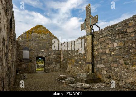 Die ruinierte mittelalterliche Ray Church in Donegal, Irland, berühmt für ihr hohes Kreuz aus dem 8. Jahrhundert, das höchste mittelalterliche Steinkreuz in Irland und die ruhige Lage Stockfoto