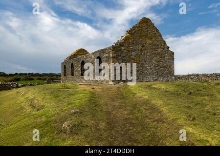 Die ruinierte mittelalterliche Ray Church in Donegal, Irland, berühmt für ihr hohes Kreuz aus dem 8. Jahrhundert, das höchste mittelalterliche Steinkreuz in Irland und die ruhige Lage Stockfoto