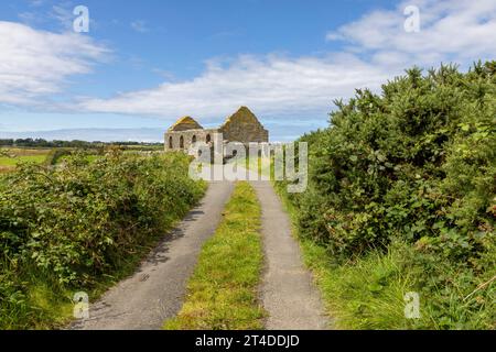 Die ruinierte mittelalterliche Ray Church in Donegal, Irland, berühmt für ihr hohes Kreuz aus dem 8. Jahrhundert, das höchste mittelalterliche Steinkreuz in Irland und die ruhige Lage Stockfoto