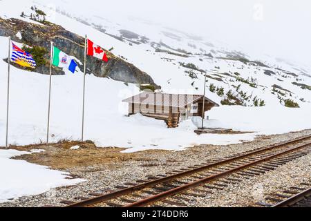 Die Zugfahrt mit dem White Pass and Yukon Route (WP&YR) Railroad von Skagway, Alaska nach Fraser, British Columbia, nutzt die unglaubliche technische Leistung. Stockfoto