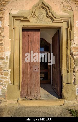 Eingang der Kirche Sant Esteve de Tavèrnoles (Osona, Barcelona, Katalonien, Spanien) ESP: Portada de la iglesia de Sant Esteve de Tavèrnoles España Stockfoto