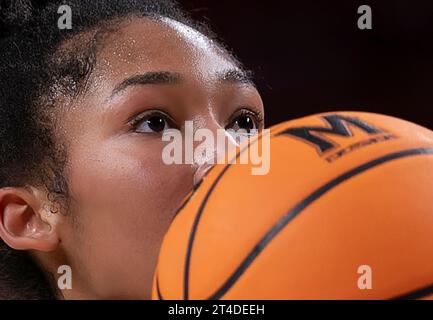 Eine Basketballspielerin an der Freiwurflinie Stockfoto