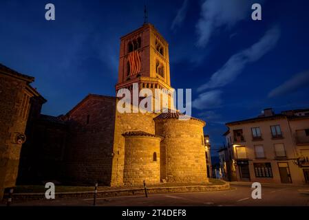 Blaue Stunde wird zur Nacht, vor der romanischen Kirche Santa Eugènia de Berga (Osona, Barcelona, Katalonien, Spanien) Stockfoto