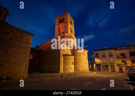 Blaue Stunde wird zur Nacht, vor der romanischen Kirche Santa Eugènia de Berga (Osona, Barcelona, Katalonien, Spanien) Stockfoto