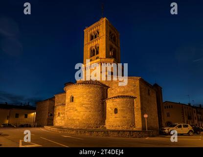 Blaue Stunde wird zur Nacht, vor der romanischen Kirche Santa Eugènia de Berga (Osona, Barcelona, Katalonien, Spanien) Stockfoto