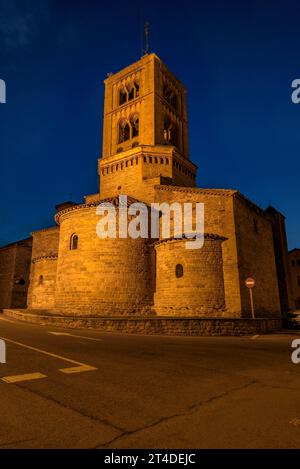 Blaue Stunde wird zur Nacht, vor der romanischen Kirche Santa Eugènia de Berga (Osona, Barcelona, Katalonien, Spanien) Stockfoto