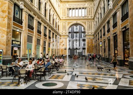 Neapel, Italien - 13. Oktober 2023: Innenansicht der Galleria Umberto I, einer öffentlichen Einkaufsgalerie in Neapel, Italien. Gebaut zwischen 1887 1890 Stockfoto