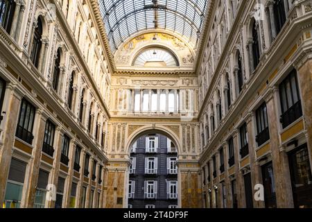 Innenansicht der Galleria Umberto I, einer öffentlichen Einkaufsgalerie in Neapel, Italien. Gebaut zwischen 1887 1890 Stockfoto