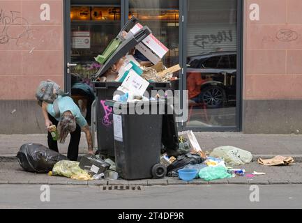 Straßenszene, Drogenabhängiger wühlt im Müll, Taunusstraße, Bahnhofsviertel, Frankfurt, Hessen, Deutschland Stockfoto